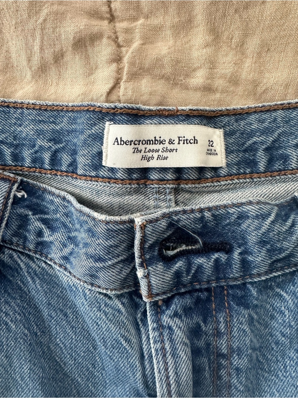 Abercrombie medium wash High-Rise Frayed Denim Shorts - Picture 2 of 6